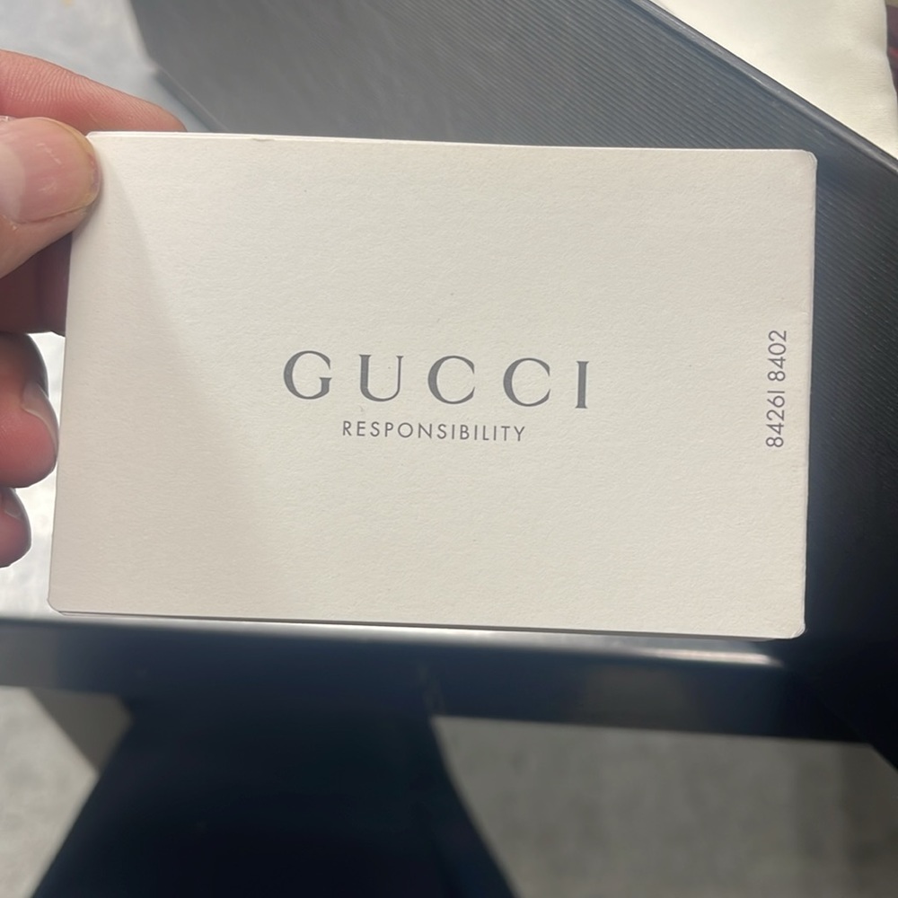 Gucci shoes comes with 2 brand new dust bags and extra shoes laces - Picture 5 of 6